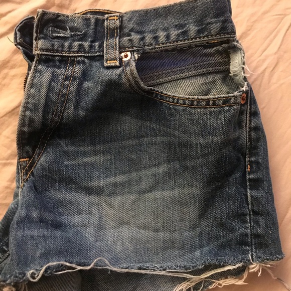 *limited edition* Levi shorts with cut out pockets - Picture 4 of 4